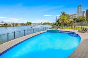 ABSOLUTE Riverfront 2br apt, Views from every room